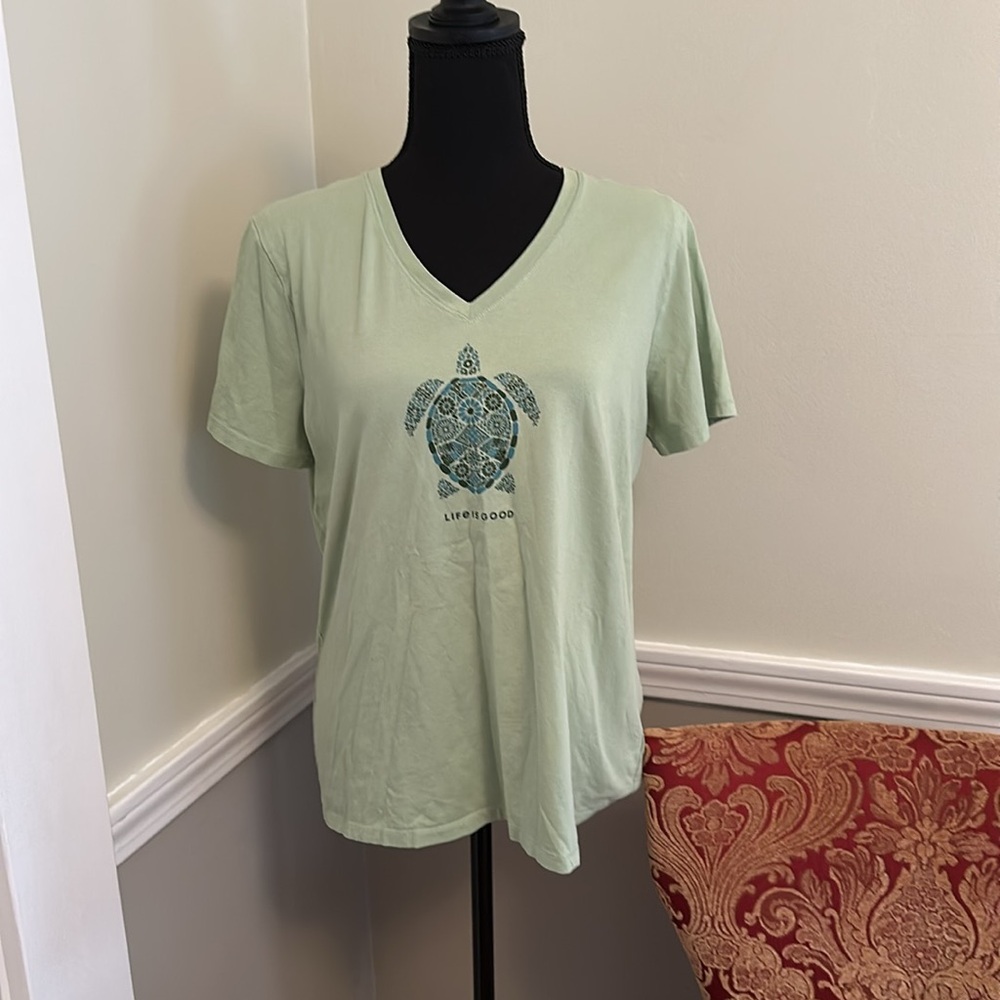 Tee Life Is Good Women's TURTLE MOSAIC Crusher V-Neck Tee 🐢🐢(A)